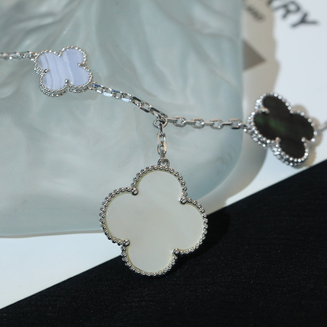[Elowen jewels ]CLOVER BRACELET 5 MOTIFS MOP CHALCEDONY SILVER