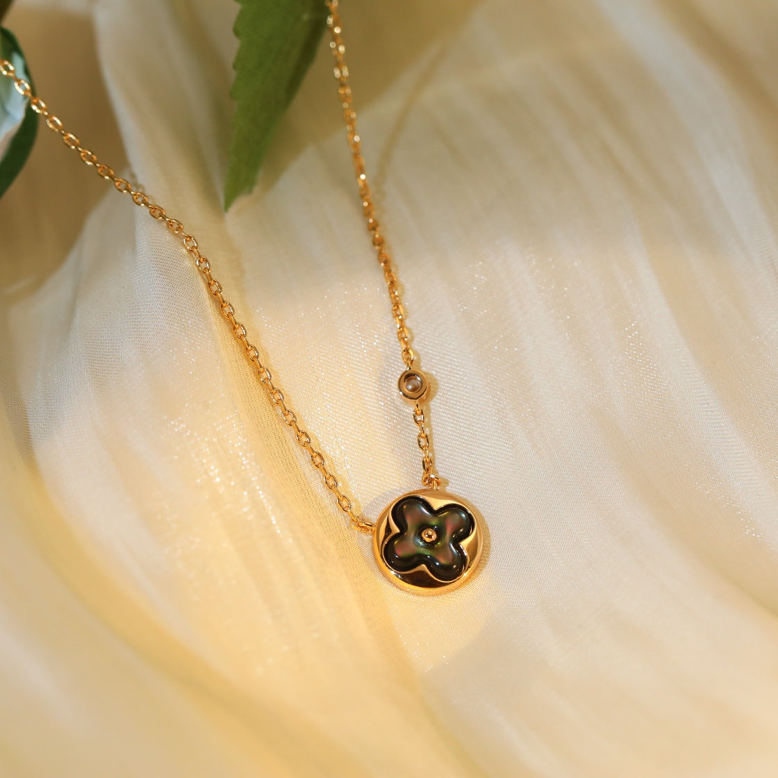 [Elowen jewels ]SUN PEDANT PINK GOLD 1 DIAMOND NECKLACE