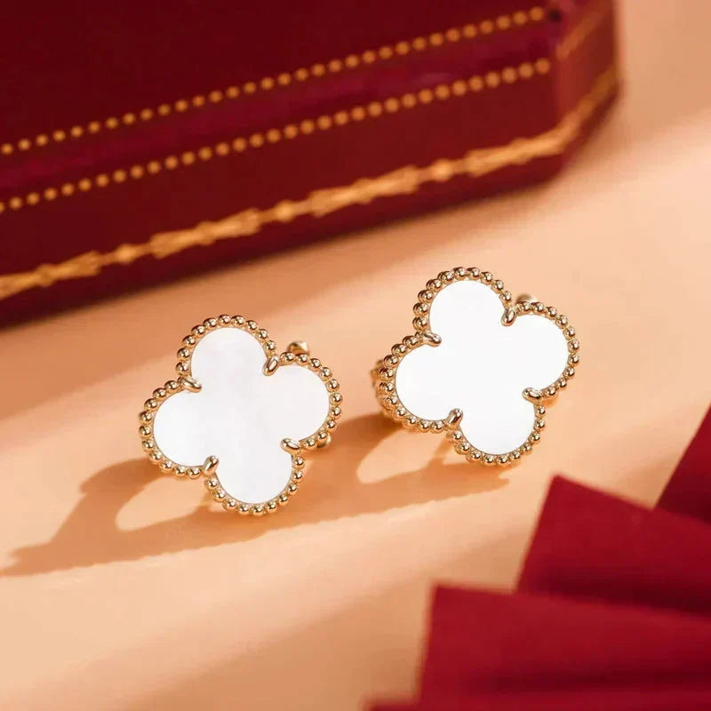 {
  "Elowen jewels ": "Elowen jewels ",
  "CLOVER MEDIUM 1 MOTIFS  WHITE MOP STUD EARRINGS": "クローバー ミディアム 1モチーフ ホワイトマザーオブパール スタッドピアス"
}