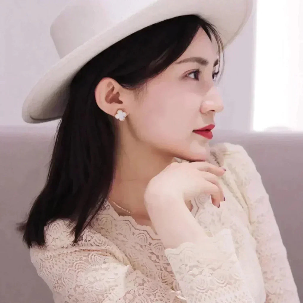 {
  "Elowen jewels ": "Elowen jewels ",
  "CLOVER MEDIUM 1 MOTIFS  WHITE MOP STUD EARRINGS": "クローバー ミディアム 1モチーフ ホワイトマザーオブパール スタッドピアス"
}