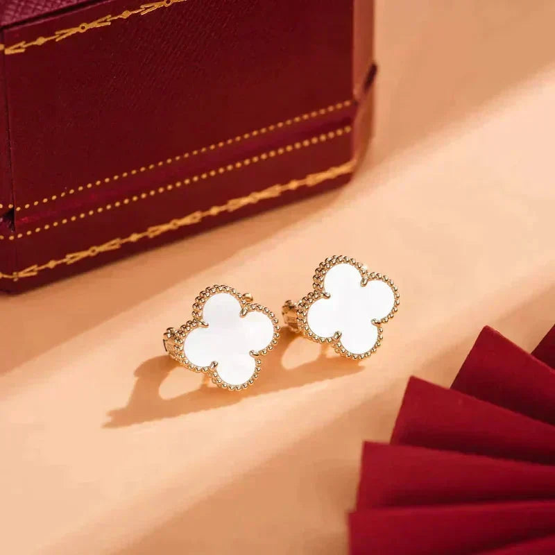{
  "Elowen jewels ": "Elowen jewels ",
  "CLOVER MEDIUM 1 MOTIFS  WHITE MOP STUD EARRINGS": "クローバー ミディアム 1モチーフ ホワイトマザーオブパール スタッドピアス"
}