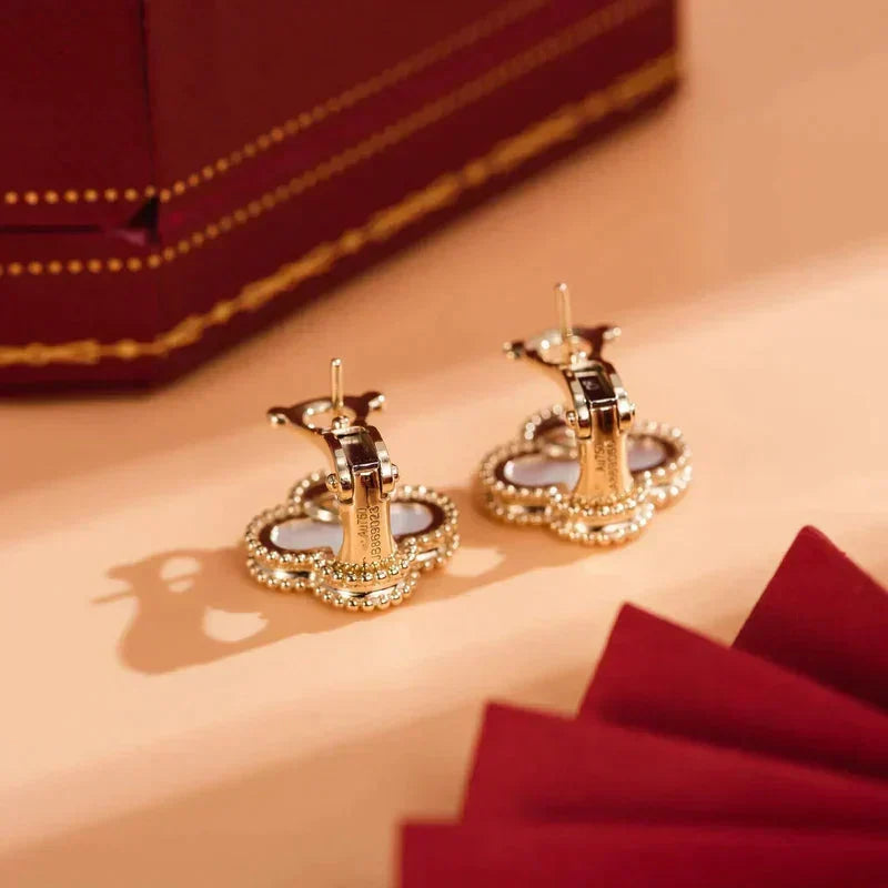 {
  "Elowen jewels ": "Elowen jewels ",
  "CLOVER MEDIUM 1 MOTIFS  WHITE MOP STUD EARRINGS": "クローバー ミディアム 1モチーフ ホワイトマザーオブパール スタッドピアス"
}