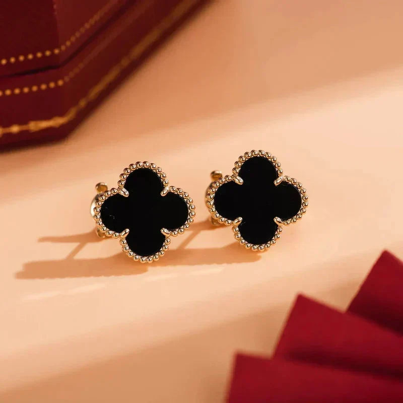 {
"Elowen jewels": "エロウェン・ジュエルズ",
"CLOVER MEDIUM 1 MOTIFS ONYX STUD EARRINGS": "クローバー ミディアム 1モチーフ オニキス スタッドピアス"
}