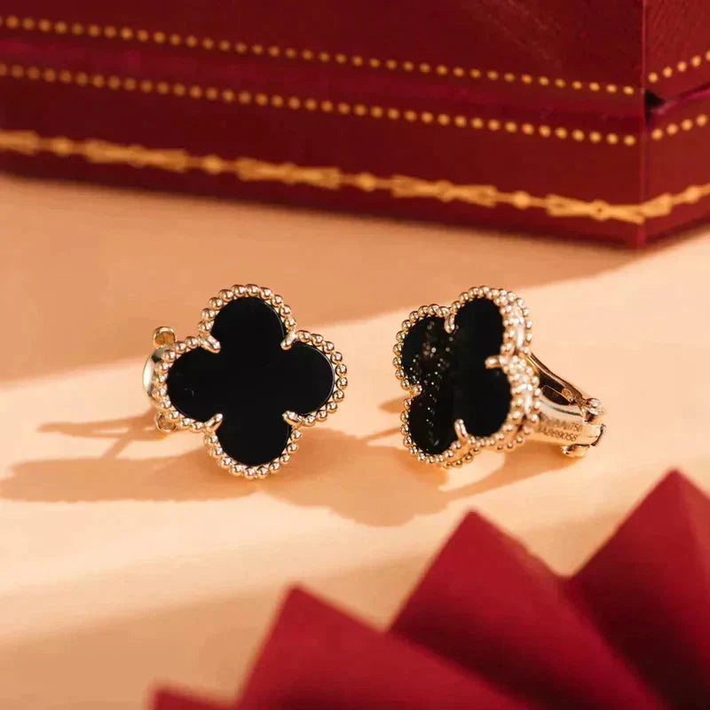{
"Elowen jewels": "エロウェン・ジュエルズ",
"CLOVER MEDIUM 1 MOTIFS ONYX STUD EARRINGS": "クローバー ミディアム 1モチーフ オニキス スタッドピアス"
}