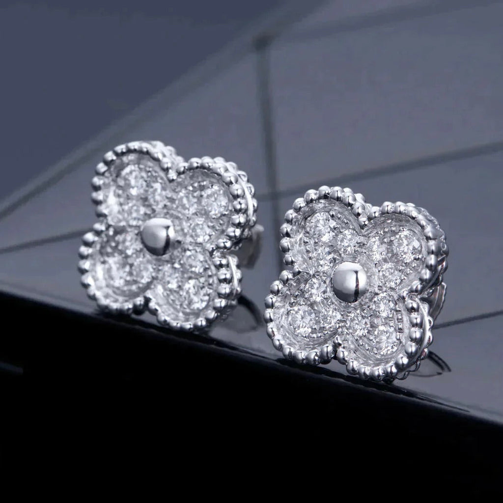 {
  "Elowen jewels": "Elowen jewels",
  "CLOVER 1 MOTIFS DIAMOND STUD EARRINGS SILVER": "クローバー 1モチーフ ダイヤモンド スタッドピアス シルバー"
}