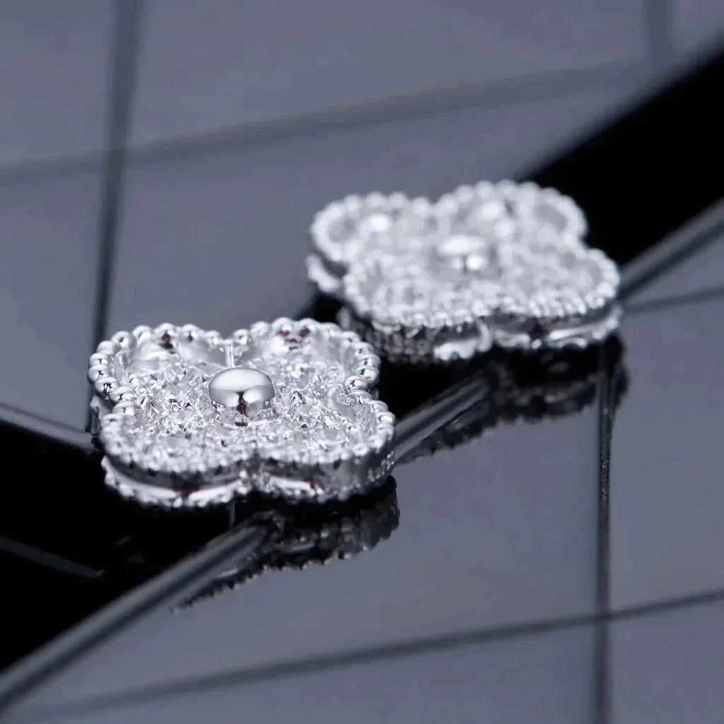 {
  "Elowen jewels": "Elowen jewels",
  "CLOVER 1 MOTIFS DIAMOND STUD EARRINGS SILVER": "クローバー 1モチーフ ダイヤモンド スタッドピアス シルバー"
}