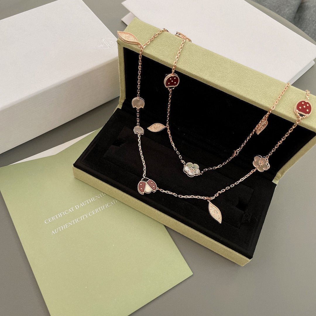 {
  "Elowen jewels": "Elowen Schmuck",
  "LUCKY SPRING 15 MOTIFS ROSE GOLD NECKLACE": "LUCKY SPRING HALSKETTE MIT 15 MOTIVEN IN ROSÉGOLD"
}