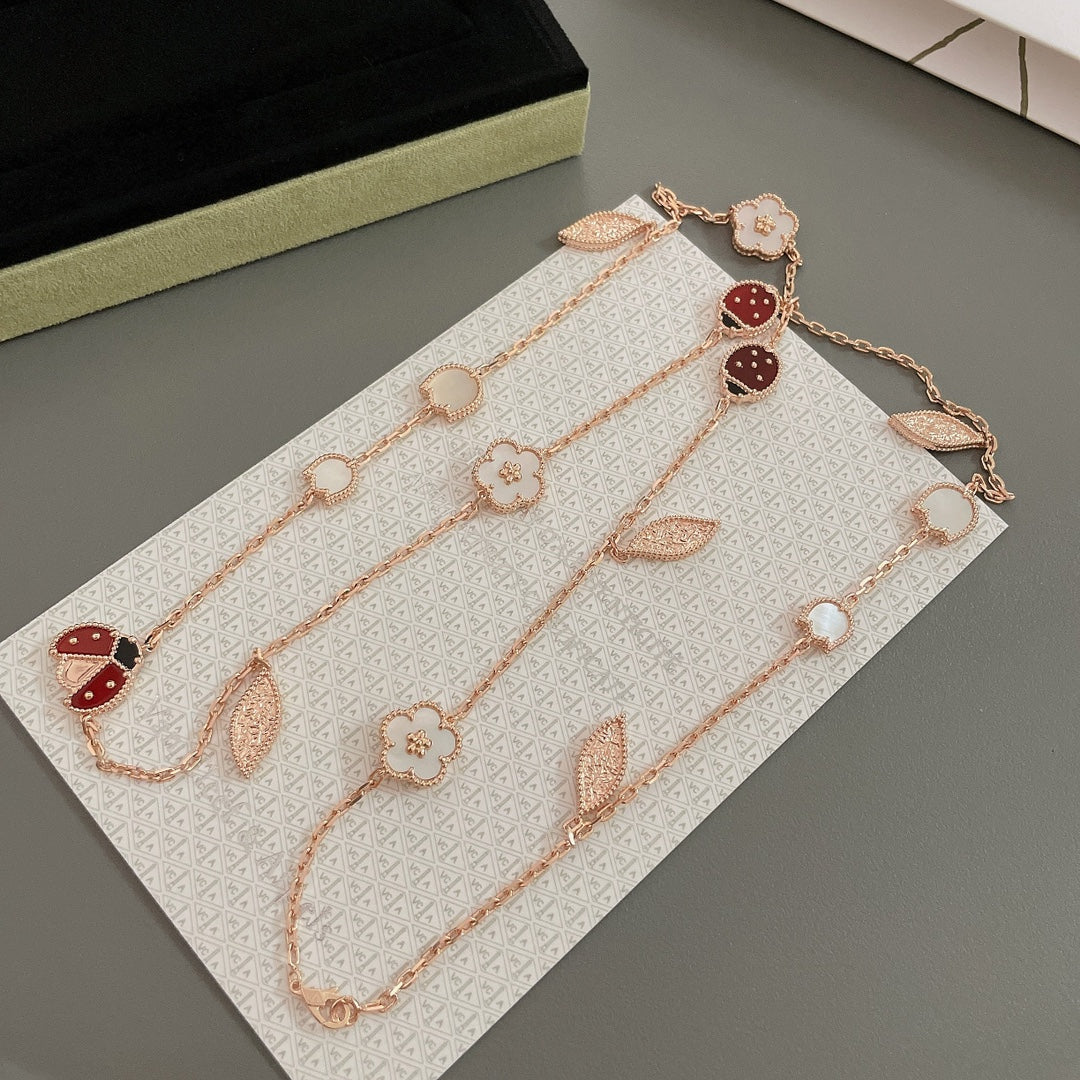 {
  "Elowen jewels": "Elowen Schmuck",
  "LUCKY SPRING 15 MOTIFS ROSE GOLD NECKLACE": "LUCKY SPRING HALSKETTE MIT 15 MOTIVEN IN ROSÉGOLD"
}