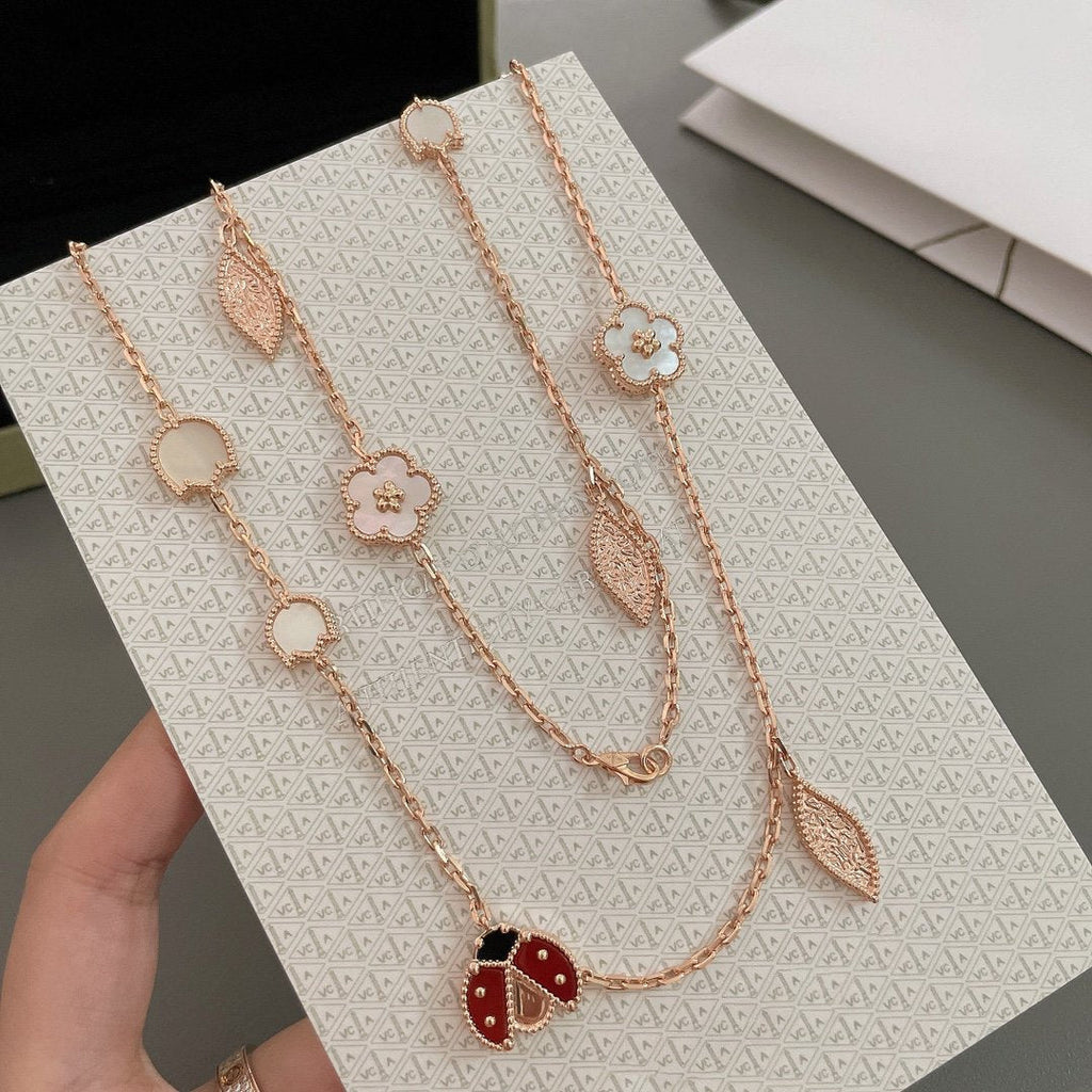 {
  "Elowen jewels": "Elowen Schmuck",
  "LUCKY SPRING 15 MOTIFS ROSE GOLD NECKLACE": "LUCKY SPRING HALSKETTE MIT 15 MOTIVEN IN ROSÉGOLD"
}