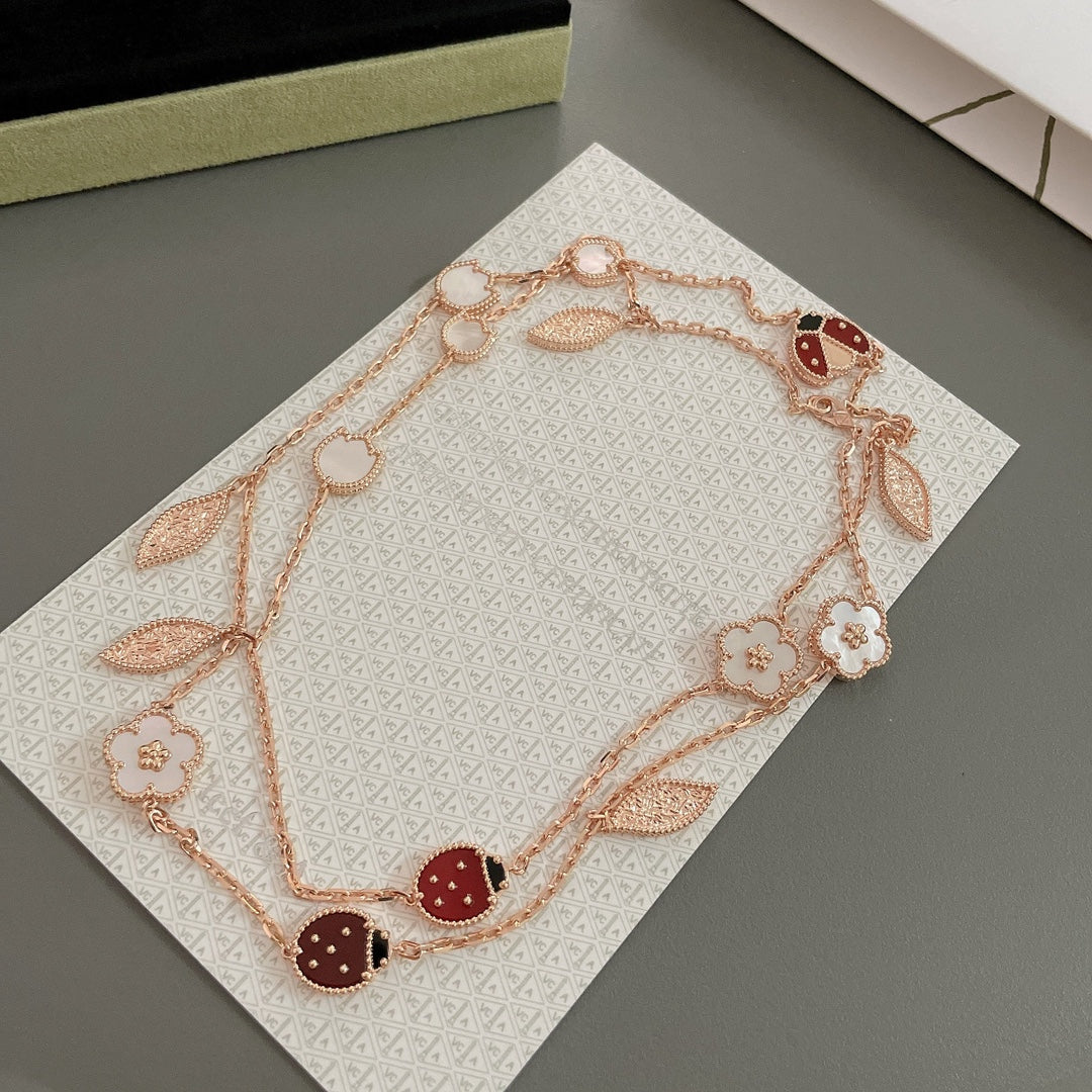 {
  "Elowen jewels": "Elowen Schmuck",
  "LUCKY SPRING 15 MOTIFS ROSE GOLD NECKLACE": "LUCKY SPRING HALSKETTE MIT 15 MOTIVEN IN ROSÉGOLD"
}