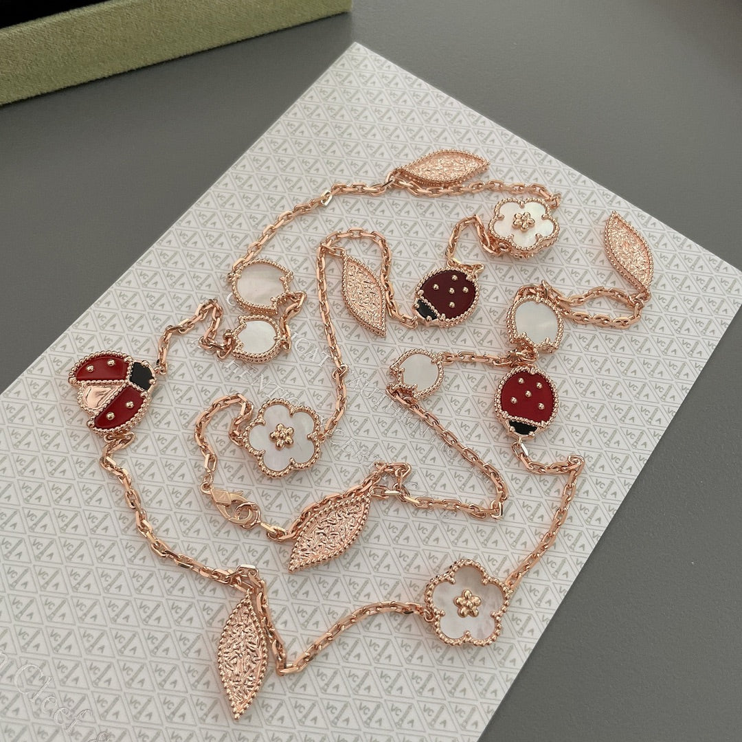 {
  "Elowen jewels": "Elowen Schmuck",
  "LUCKY SPRING 15 MOTIFS ROSE GOLD NECKLACE": "LUCKY SPRING HALSKETTE MIT 15 MOTIVEN IN ROSÉGOLD"
}