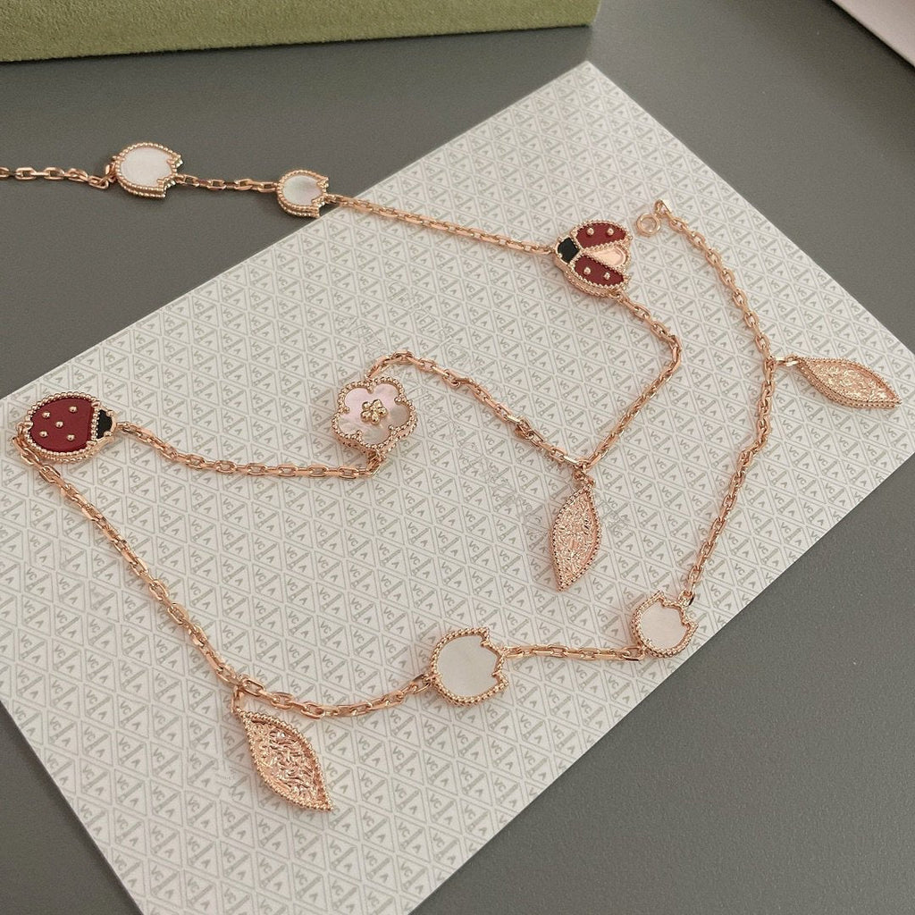 {
  "Elowen jewels": "Elowen Schmuck",
  "LUCKY SPRING 15 MOTIFS ROSE GOLD NECKLACE": "LUCKY SPRING HALSKETTE MIT 15 MOTIVEN IN ROSÉGOLD"
}
