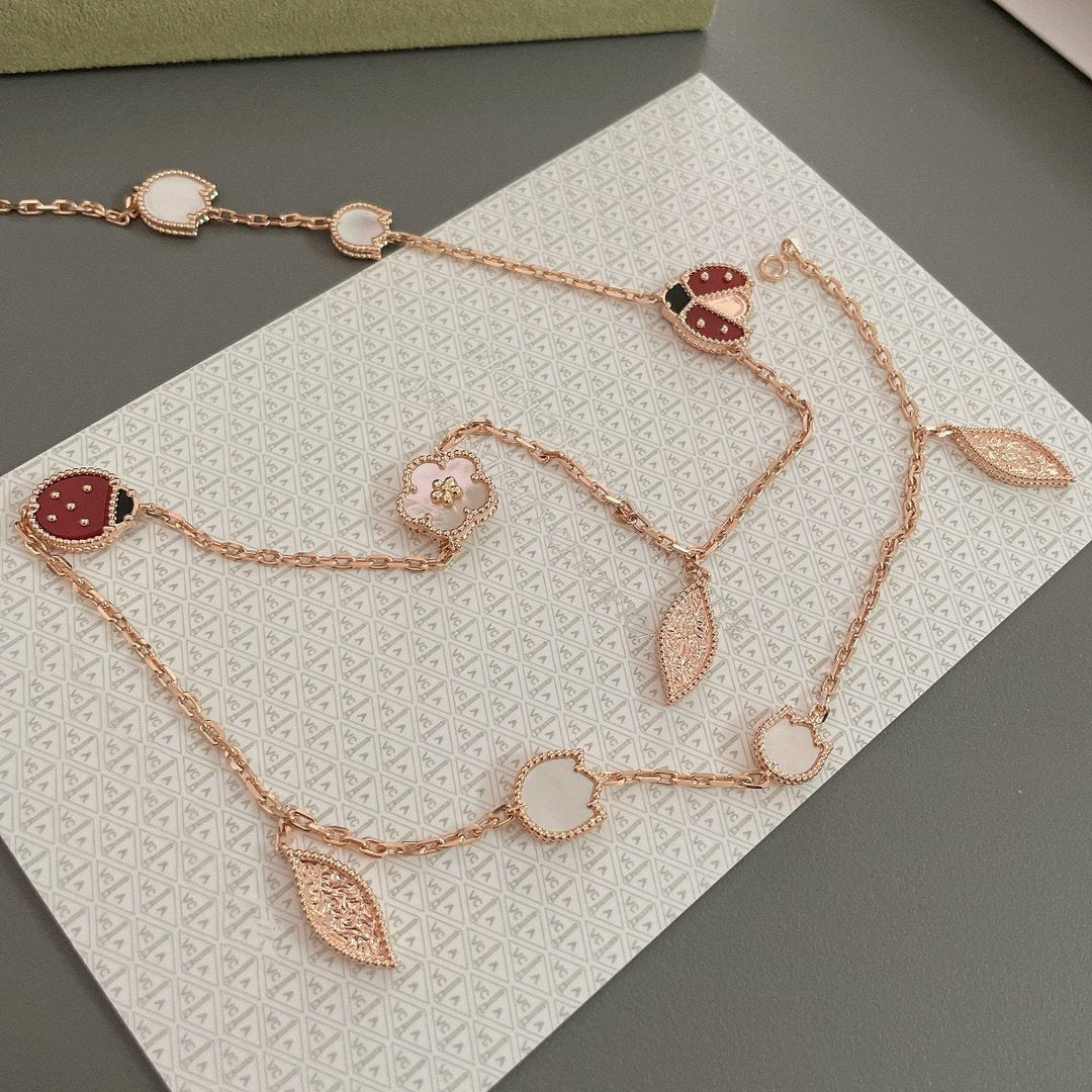 {
  "Elowen jewels": "Elowen Schmuck",
  "LUCKY SPRING 15 MOTIFS ROSE GOLD NECKLACE": "LUCKY SPRING HALSKETTE MIT 15 MOTIVEN IN ROSÉGOLD"
}