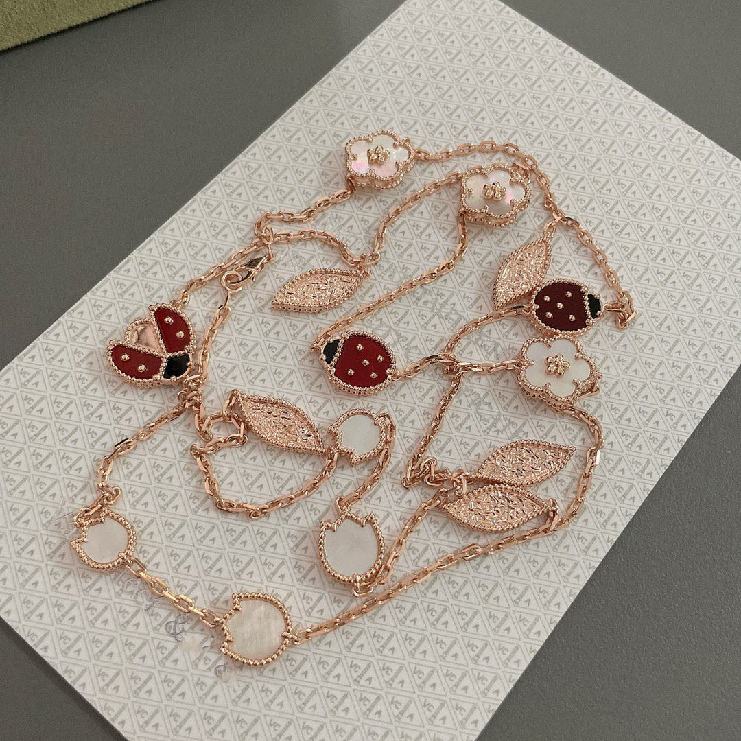 {
  "Elowen jewels": "Elowen Schmuck",
  "LUCKY SPRING 15 MOTIFS ROSE GOLD NECKLACE": "LUCKY SPRING HALSKETTE MIT 15 MOTIVEN IN ROSÉGOLD"
}