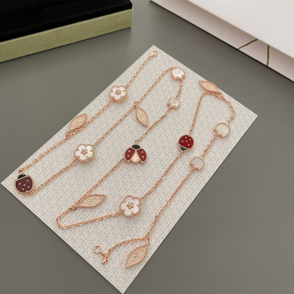 {
  "Elowen jewels": "Elowen Schmuck",
  "LUCKY SPRING 15 MOTIFS ROSE GOLD NECKLACE": "LUCKY SPRING HALSKETTE MIT 15 MOTIVEN IN ROSÉGOLD"
}