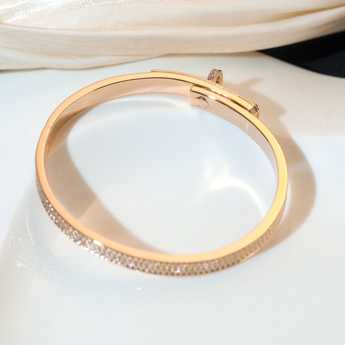 {
  "Elowen jewels ": "エローウェン・ジュエルズ",
  "KELLY BRACELET DIAMOND PAVED": "ケリー ブレスレット ダイヤモンドパヴェ"
}