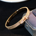 {
  "Elowen jewels ": "エローウェン・ジュエルズ",
  "KELLY BRACELET DIAMOND PAVED": "ケリー ブレスレット ダイヤモンドパヴェ"
}