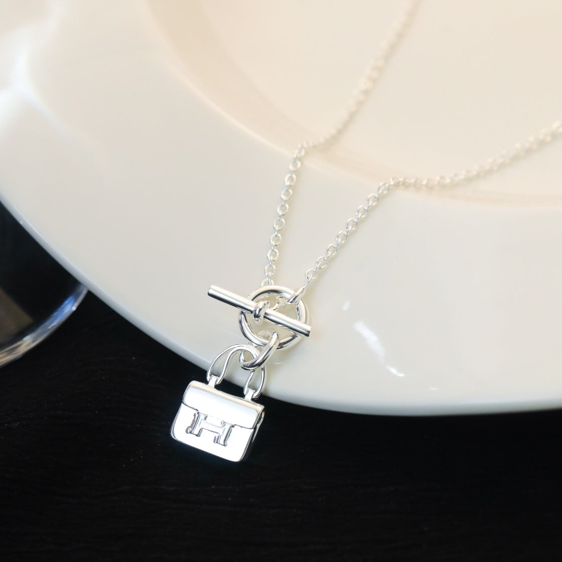 {
  "Elowen jewels": "エロウェン・ジュエルズ",
  "POP H PEDANT SILVER NECKLACE": "ポップH ペンダント シルバーネックレス"
}