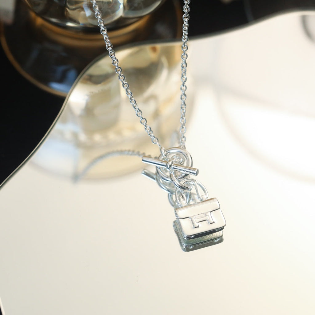 {
  "Elowen jewels": "エロウェン・ジュエルズ",
  "POP H PEDANT SILVER NECKLACE": "ポップH ペンダント シルバーネックレス"
}