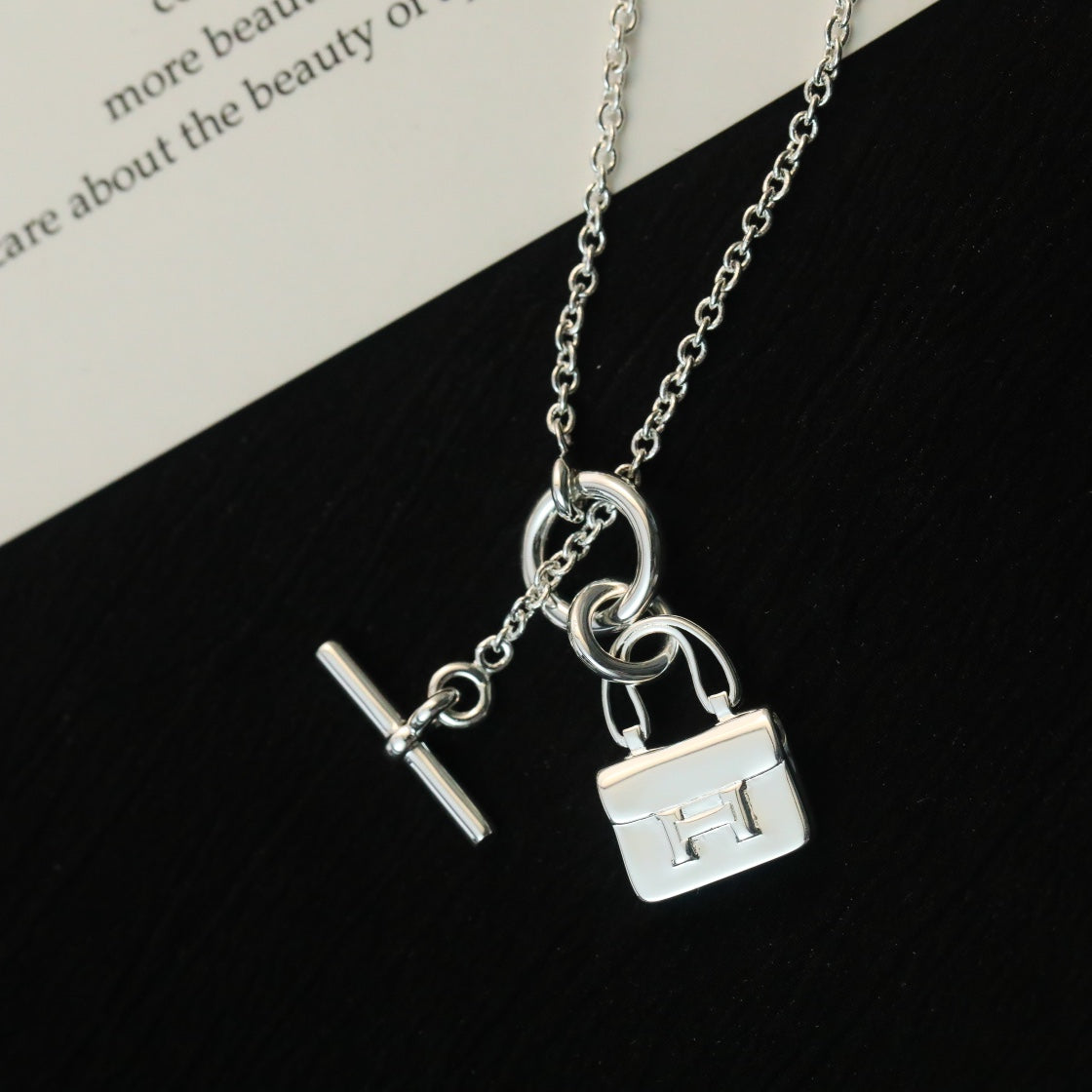 {
  "Elowen jewels": "エロウェン・ジュエルズ",
  "POP H PEDANT SILVER NECKLACE": "ポップH ペンダント シルバーネックレス"
}