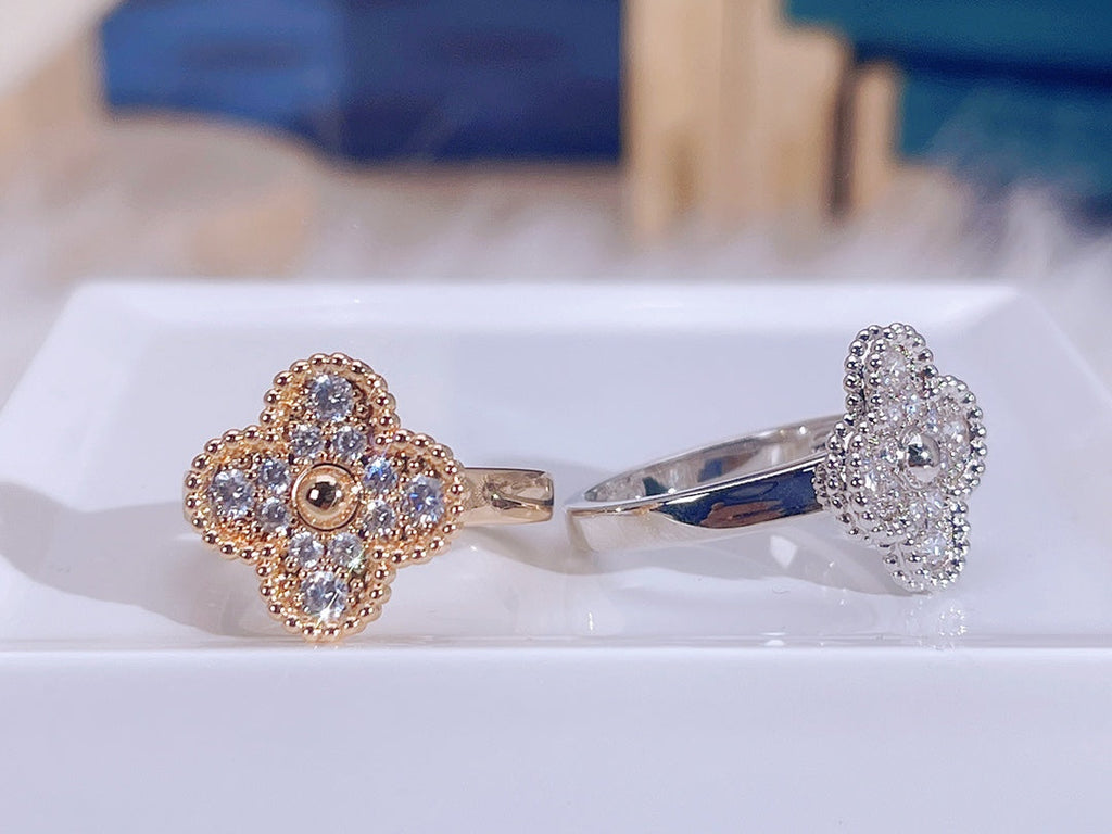 {
  "Elowen jewels": "Elowen jewels",
  "CLOVER DIAMOND RING": "クローバーダイヤモンドリング"
}