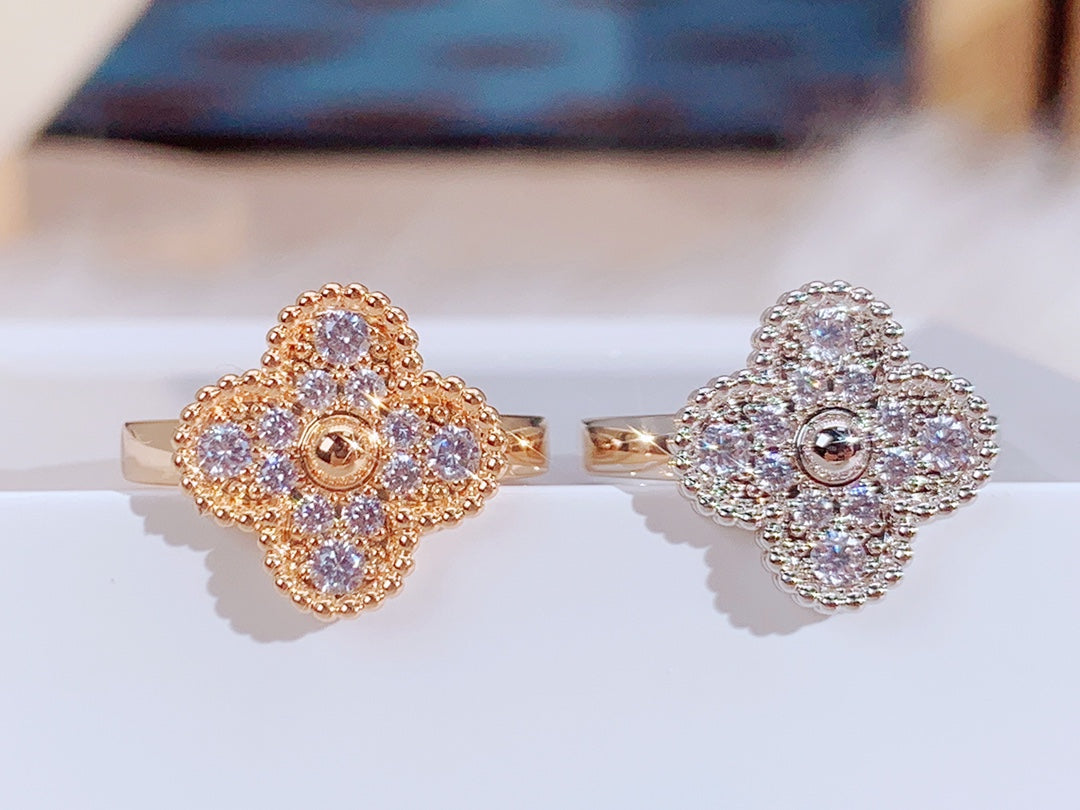 {
  "Elowen jewels": "Elowen jewels",
  "CLOVER DIAMOND RING": "クローバーダイヤモンドリング"
}