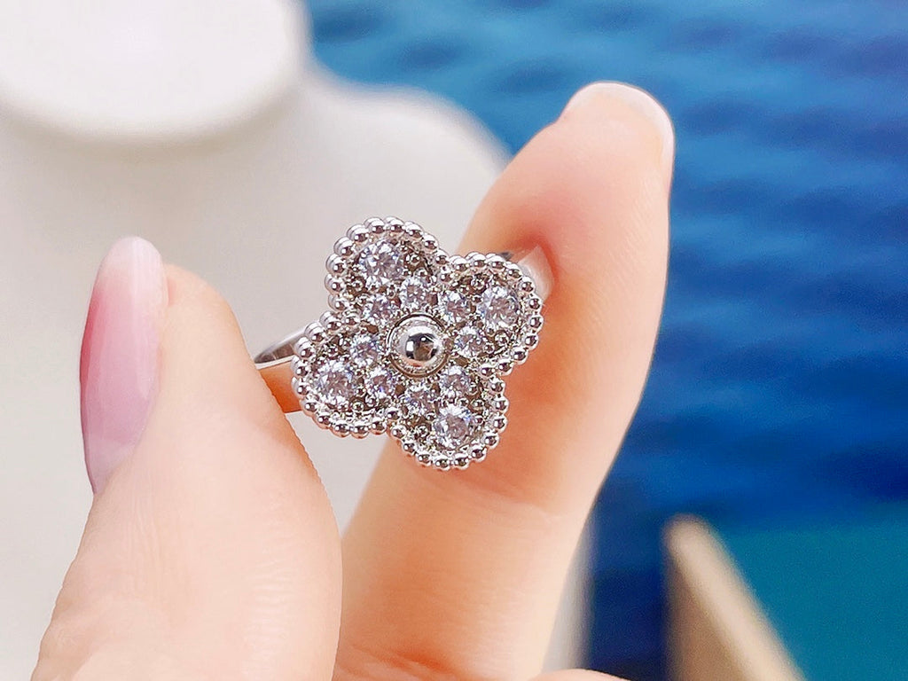 {
  "Elowen jewels": "Elowen jewels",
  "CLOVER DIAMOND RING": "クローバーダイヤモンドリング"
}