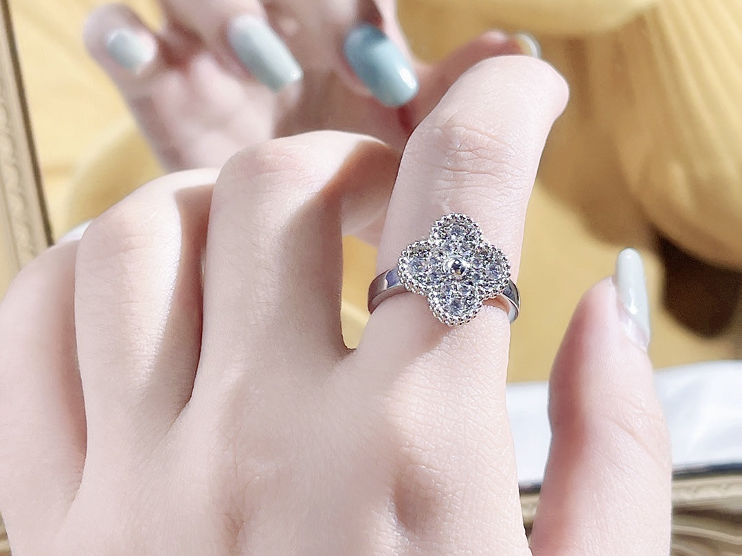 {
  "Elowen jewels": "Elowen jewels",
  "CLOVER DIAMOND RING": "クローバーダイヤモンドリング"
}
