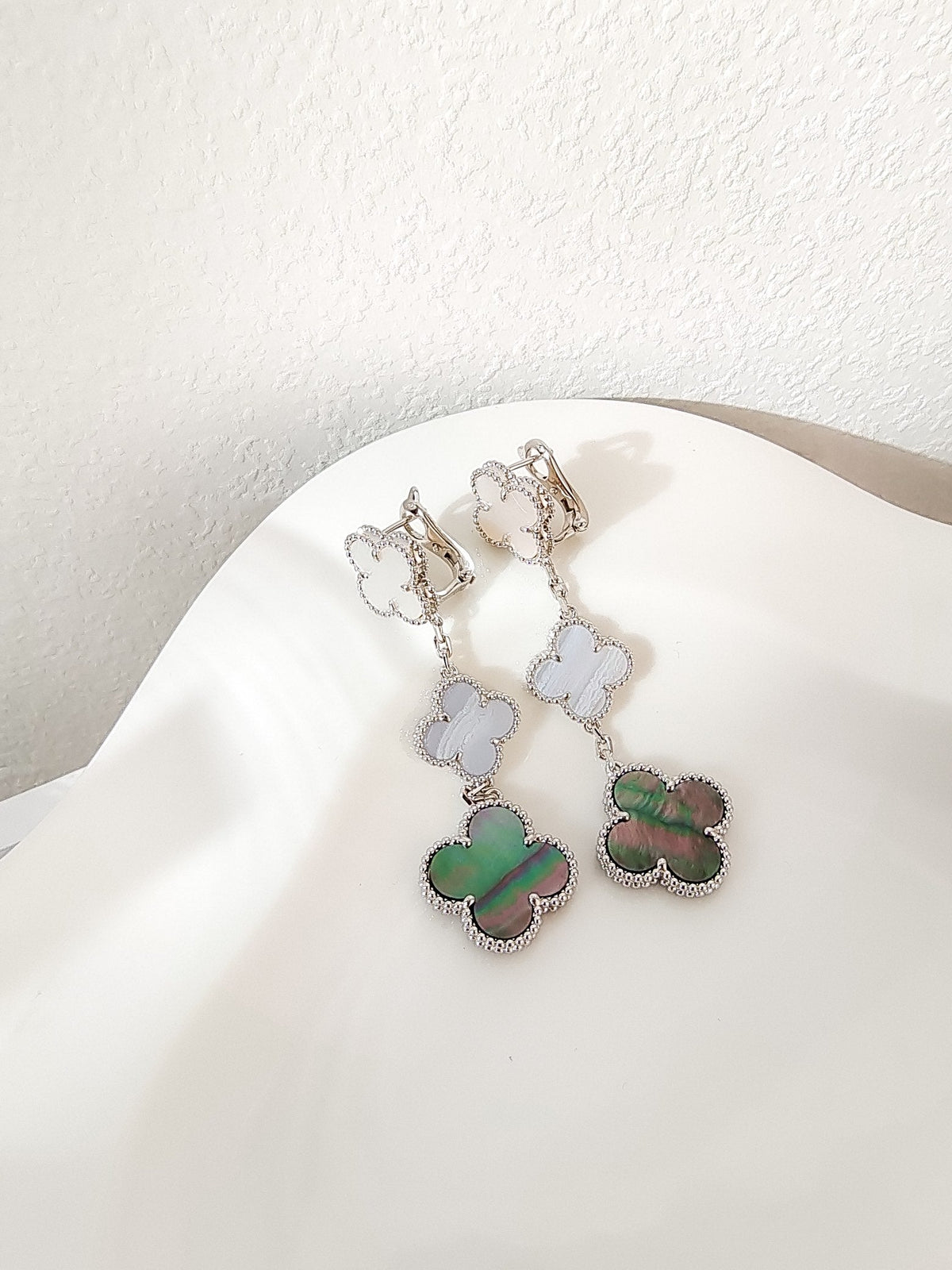 [Elowen jewels ]CLOVER 3 MOTIFS CHALCEDONY DARK MOP SILVER EARRINGS