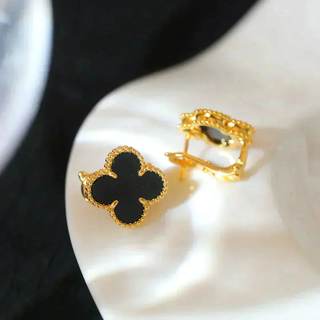 {
"Elowen jewels": "エロウェン・ジュエルズ",
"CLOVER MEDIUM 1 MOTIFS ONYX STUD EARRINGS": "クローバー ミディアム 1モチーフ オニキス スタッドピアス"
}