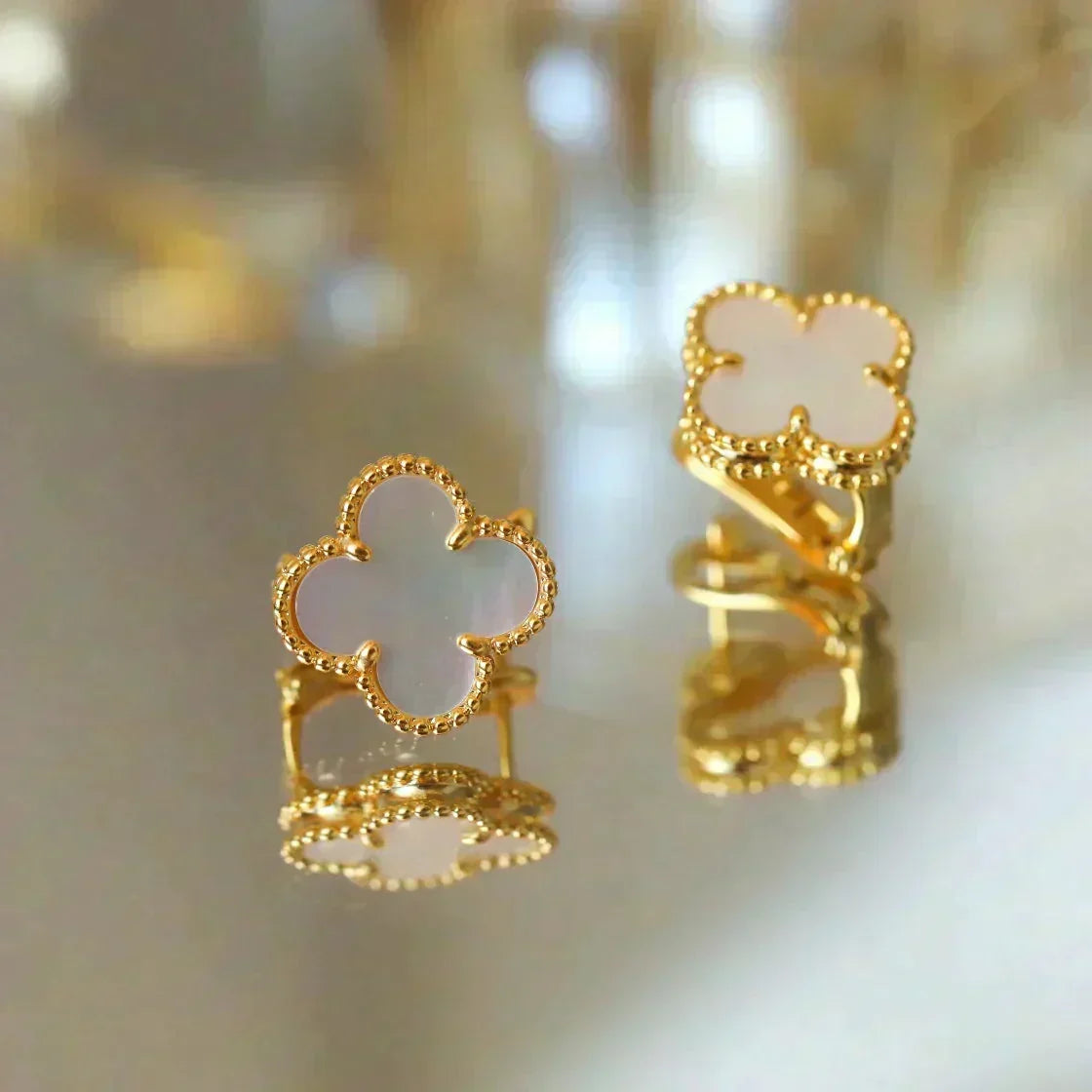 {
  "Elowen jewels ": "Elowen jewels ",
  "CLOVER MEDIUM 1 MOTIFS  WHITE MOP STUD EARRINGS": "クローバー ミディアム 1モチーフ ホワイトマザーオブパール スタッドピアス"
}