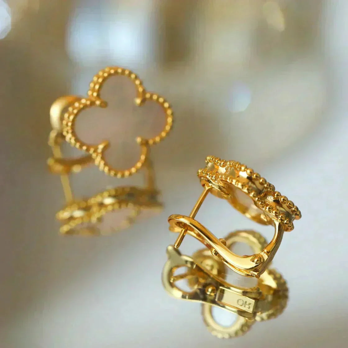 {
  "Elowen jewels ": "Elowen jewels ",
  "CLOVER MEDIUM 1 MOTIFS  WHITE MOP STUD EARRINGS": "クローバー ミディアム 1モチーフ ホワイトマザーオブパール スタッドピアス"
}