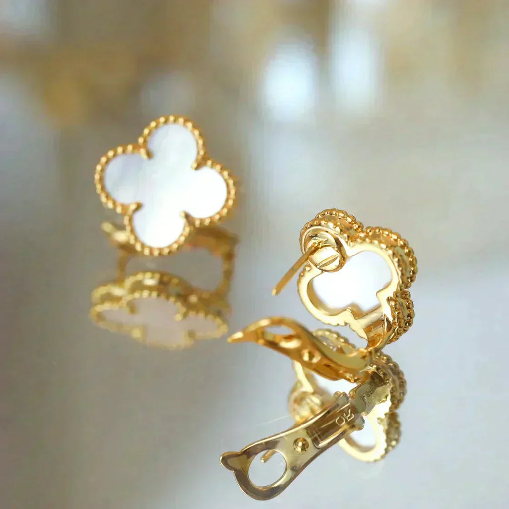 {
  "Elowen jewels ": "Elowen jewels ",
  "CLOVER MEDIUM 1 MOTIFS  WHITE MOP STUD EARRINGS": "クローバー ミディアム 1モチーフ ホワイトマザーオブパール スタッドピアス"
}
