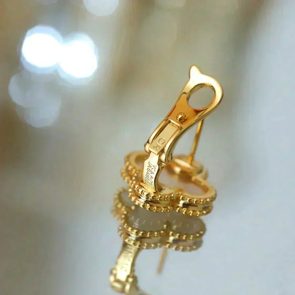 {
  "Elowen jewels ": "Elowen jewels ",
  "CLOVER MEDIUM 1 MOTIFS  WHITE MOP STUD EARRINGS": "クローバー ミディアム 1モチーフ ホワイトマザーオブパール スタッドピアス"
}