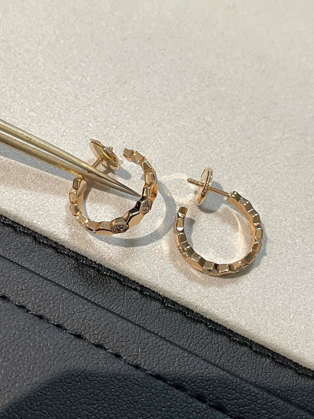 [Elowen jewels ]Hollow Design Four-Leaf Clover Flower Shape Earrings