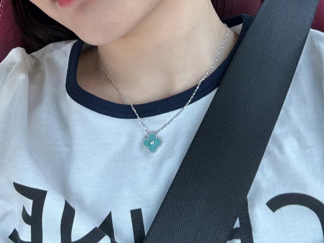 [Elowen jewels ]CLOVER 1 DIAMOND LIGHT BLUE SILVER NECKLACE