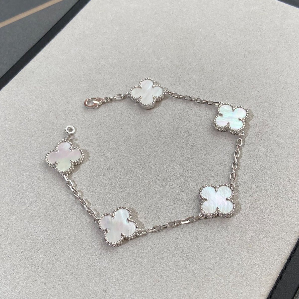[Elowen jewels ]KOLLEKTION CLOVER WHITE PEARL MOP ARMBAND MIT 5 MOTIVEN
