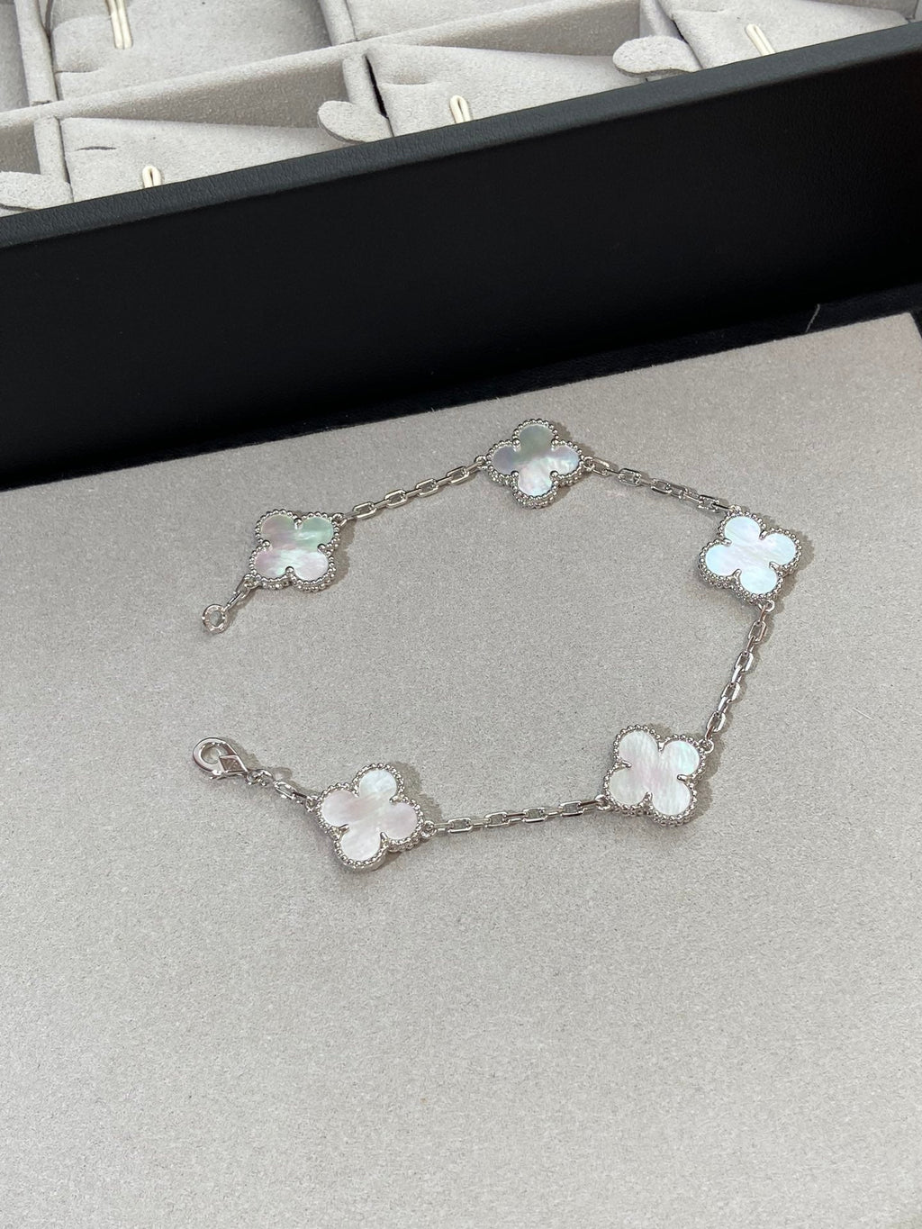 [Elowen jewels ]KOLLEKTION CLOVER WHITE PEARL MOP ARMBAND MIT 5 MOTIVEN