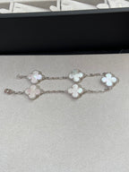 [Elowen jewels ]KOLLEKTION CLOVER WHITE PEARL MOP ARMBAND MIT 5 MOTIVEN