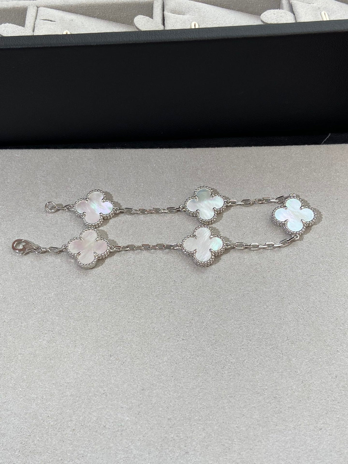 [Elowen jewels ]KOLLEKTION CLOVER WHITE PEARL MOP ARMBAND MIT 5 MOTIVEN