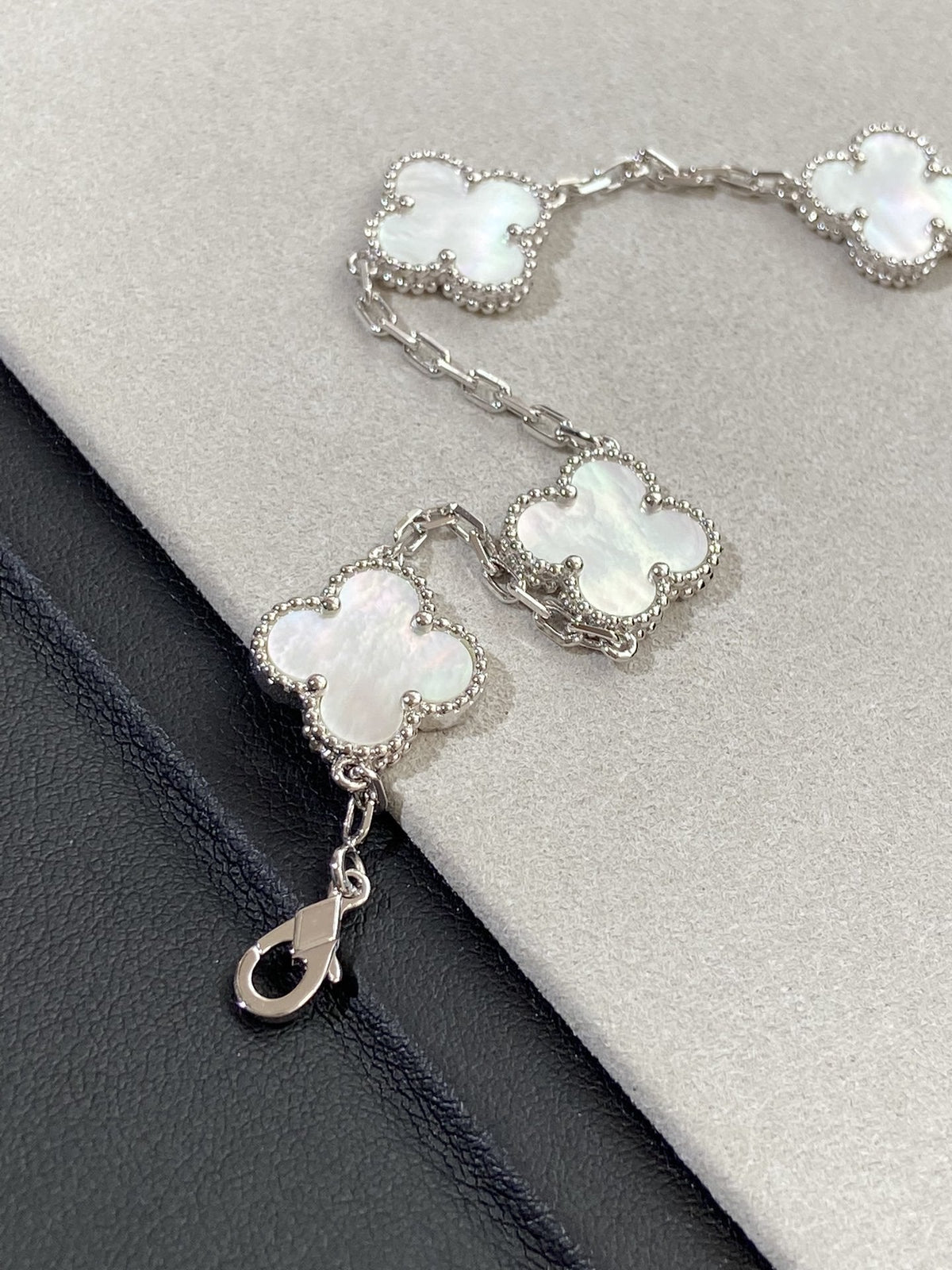 [Elowen jewels ]KOLLEKTION CLOVER WHITE PEARL MOP ARMBAND MIT 5 MOTIVEN