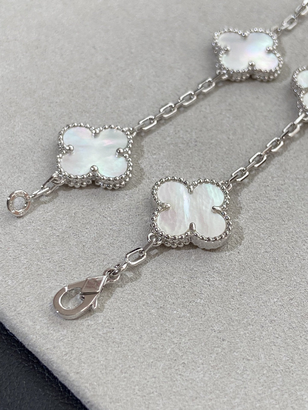 [Elowen jewels ]KOLLEKTION CLOVER WHITE PEARL MOP ARMBAND MIT 5 MOTIVEN