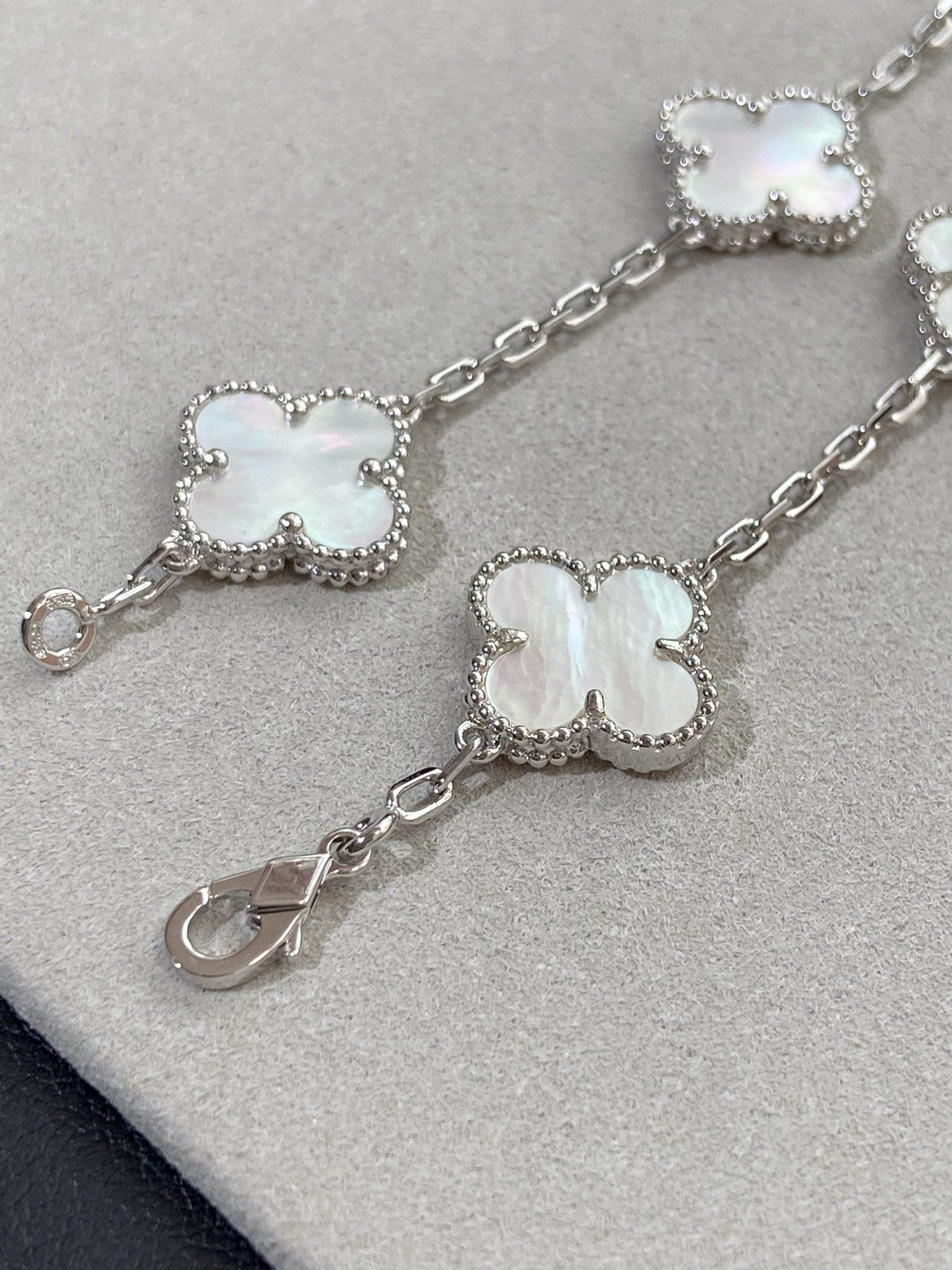 [Elowen jewels ]KOLLEKTION CLOVER WHITE PEARL MOP ARMBAND MIT 5 MOTIVEN
