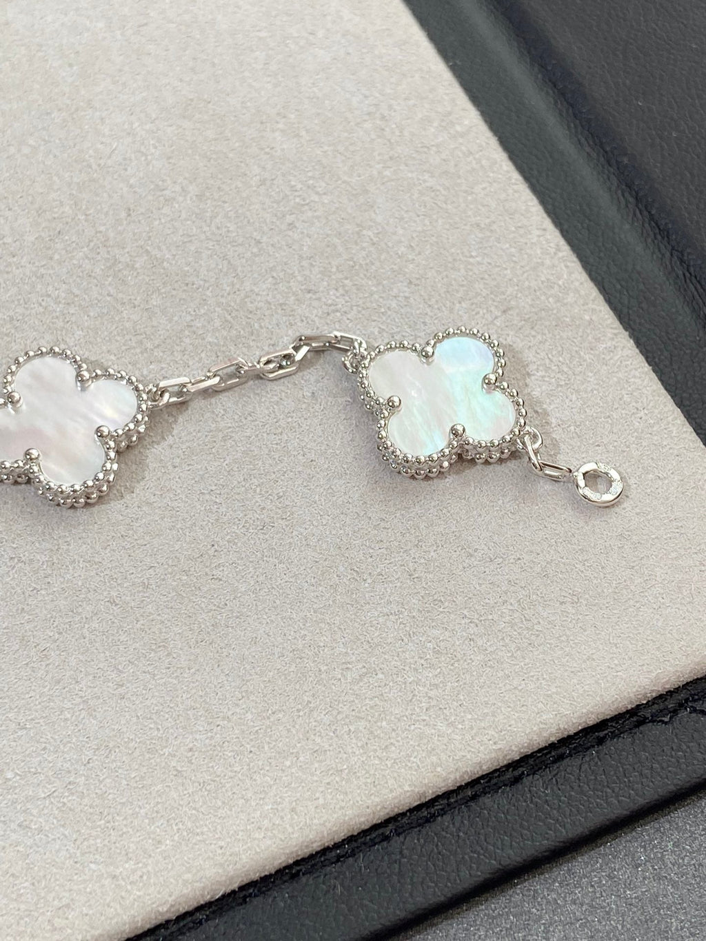 [Elowen jewels ]KOLLEKTION CLOVER WHITE PEARL MOP ARMBAND MIT 5 MOTIVEN