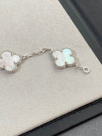 [Elowen jewels ]KOLLEKTION CLOVER WHITE PEARL MOP ARMBAND MIT 5 MOTIVEN