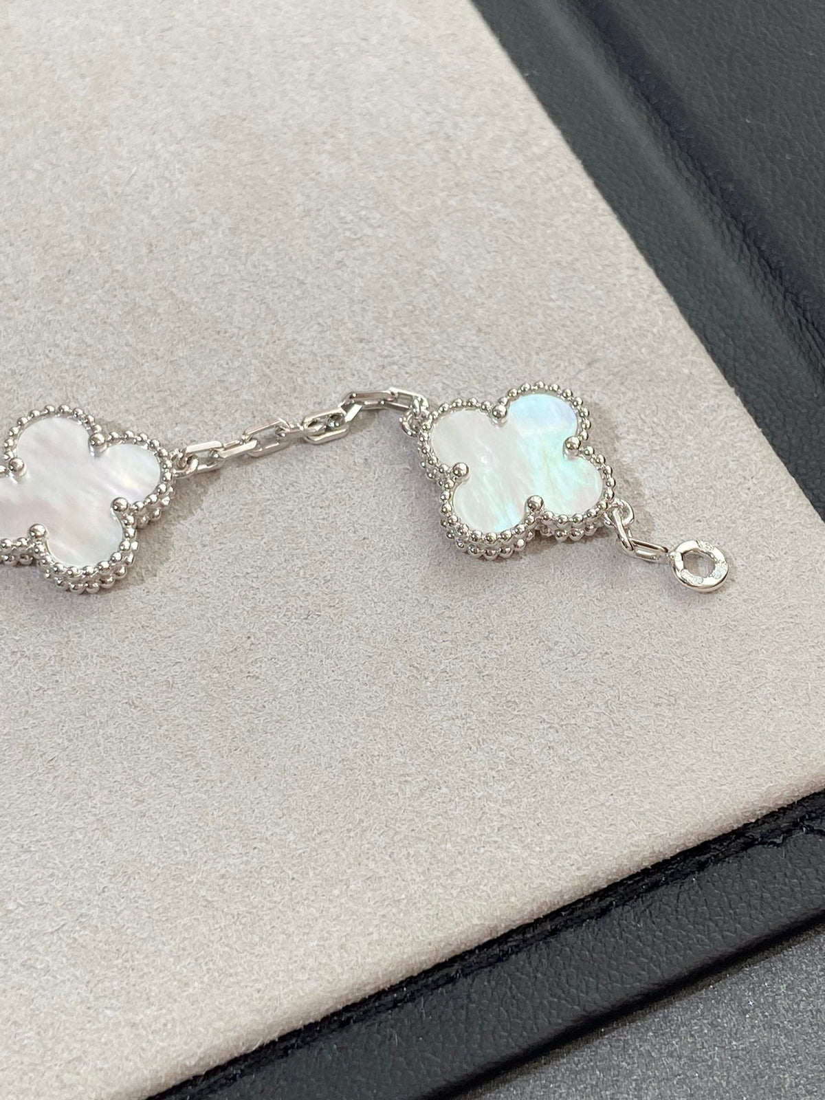 [Elowen jewels ]KOLLEKTION CLOVER WHITE PEARL MOP ARMBAND MIT 5 MOTIVEN