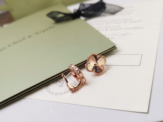 [Elowen jewels ]CLOVER MITTELGROSSE OHRSTECKER