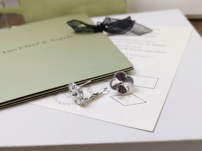 [Elowen jewels ]CLOVER MITTELGROSSE OHRSTECKER