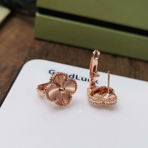 [Elowen jewels ]CLOVER MITTELGROSSE OHRSTECKER