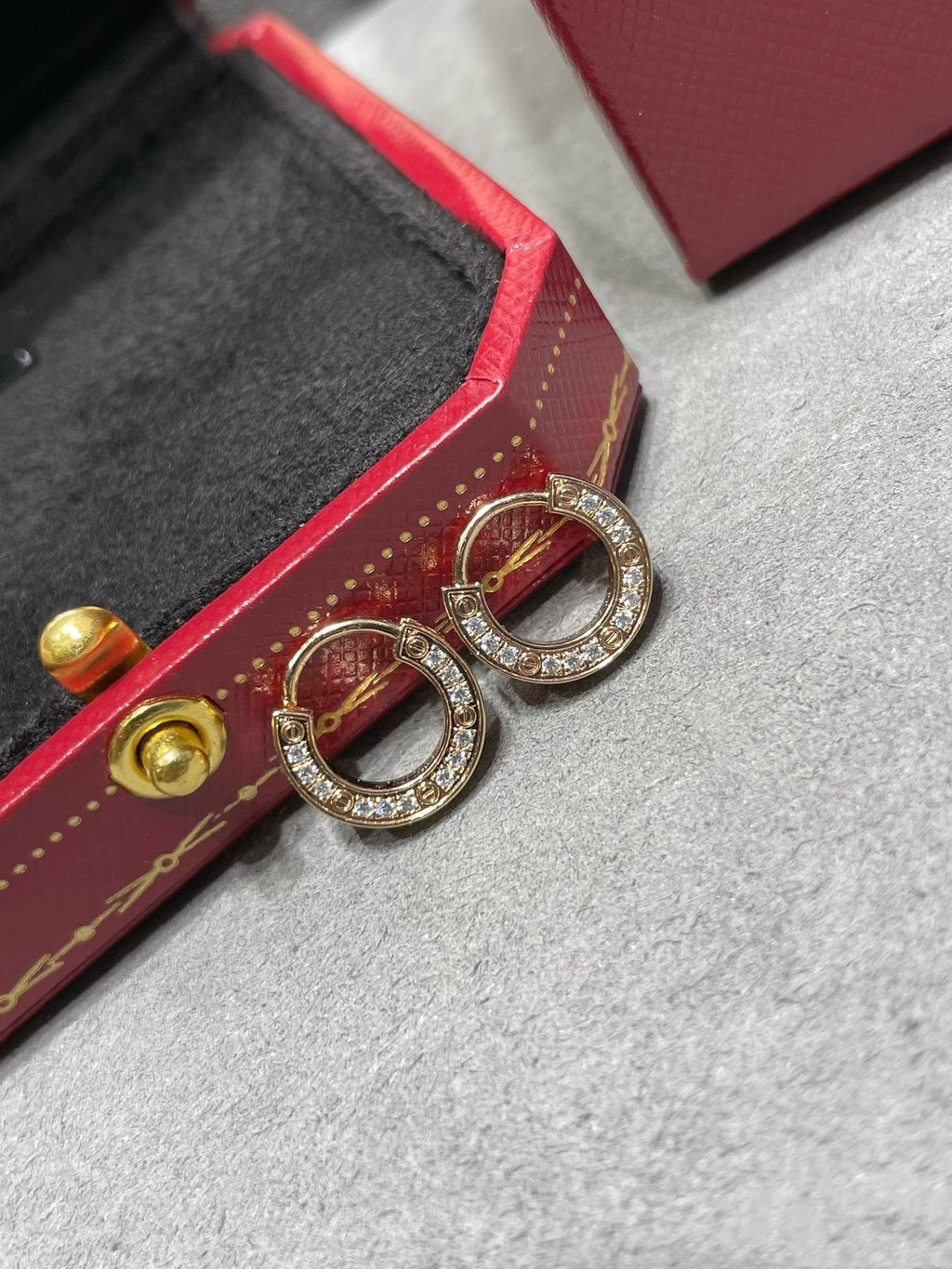 {"Elowen jewels": "エロウェン・ジュエルズ", "LOVE DIAMOND EARRINGS": "ラブ・ダイヤモンド・イヤリング"}